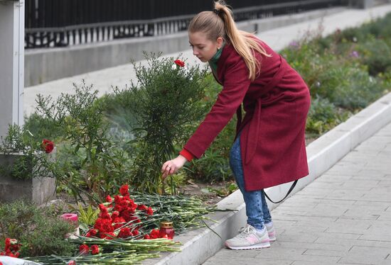 Flowers by US Embassy in Moscow in memory of dead in Las Vegas