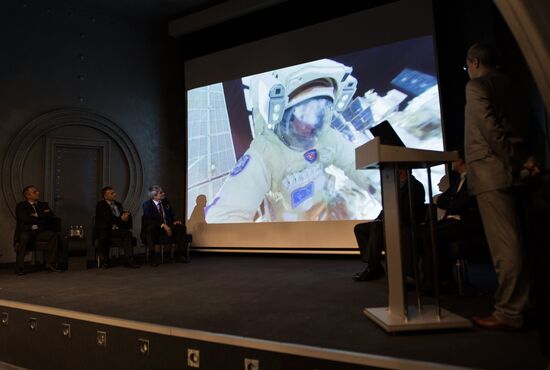 Presentation of first 360 degree video from outer space