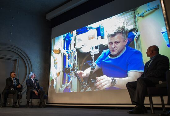 Presentation of first 360 degree video from outer space