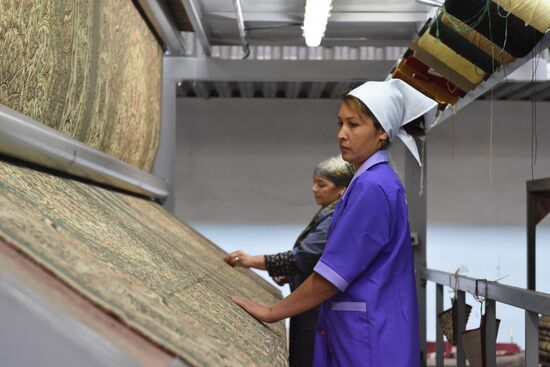 Carpet manufacturing in Tajikistan