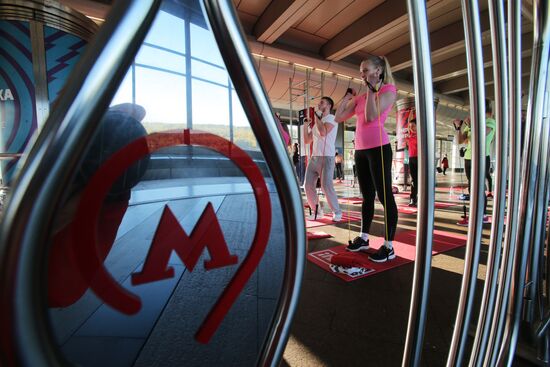 Tina Kandelaki holds fitness training in Moscow metro