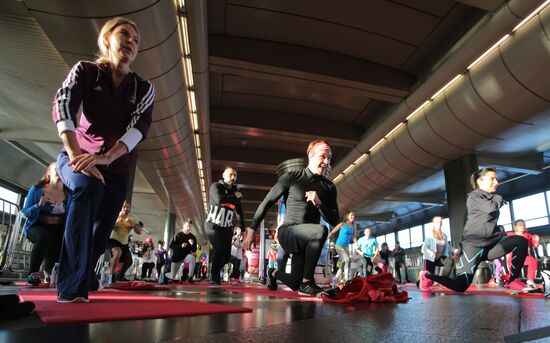 Tina Kandelaki holds fitness training in Moscow metro