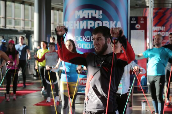 Tina Kandelaki holds fitness training in Moscow metro