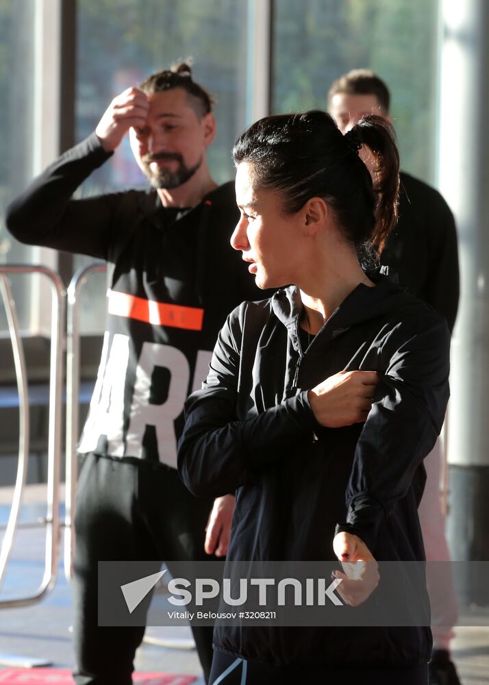 Tina Kandelaki holds fitness training in Moscow metro