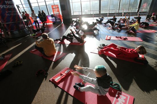 Tina Kandelaki holds fitness training in Moscow metro