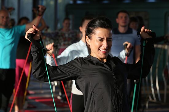 Tina Kandelaki holds fitness training in Moscow metro