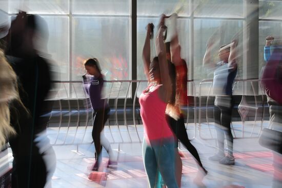 Tina Kandelaki holds fitness training in Moscow metro