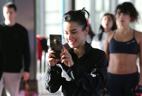 Tina Kandelaki holds fitness training in Moscow metro