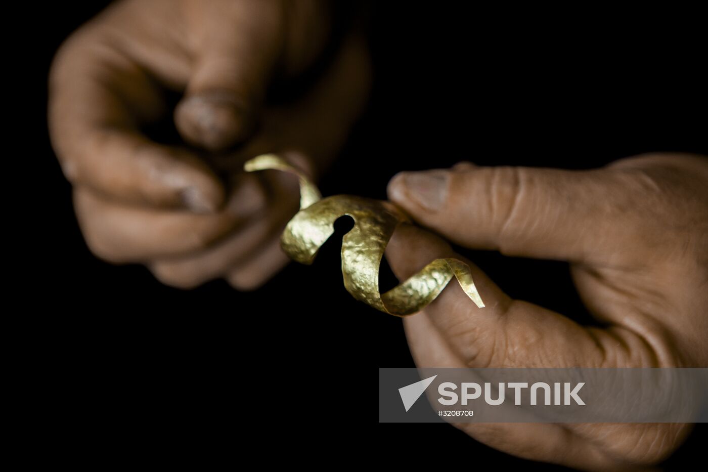 Making jewelry at workshop in Tskhinval