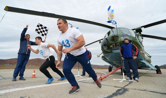 Servicemen take physical fitness test at Pacific Fleet air base