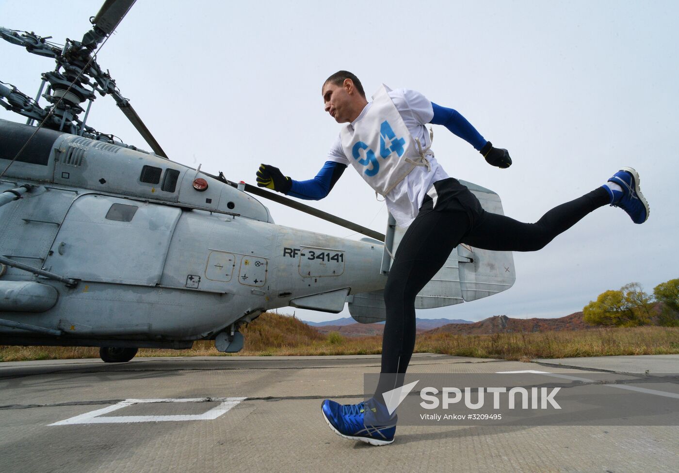 Servicemen take physical fitness test at Pacific Fleet air base