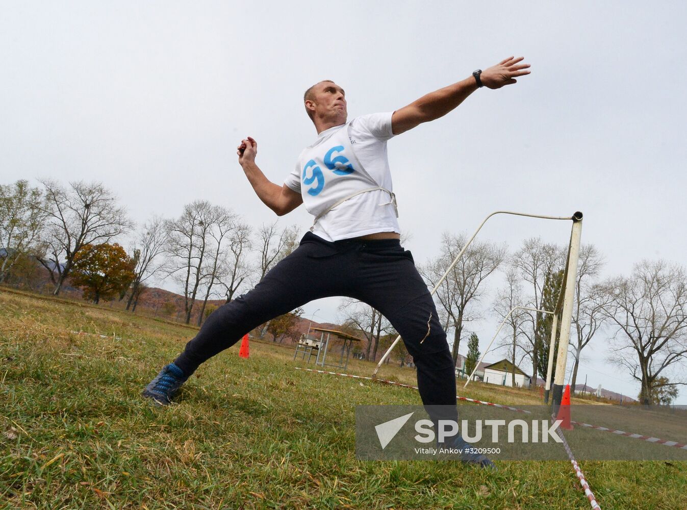 Servicemen take physical fitness test at Pacific Fleet air base
