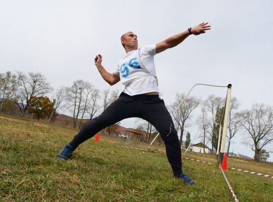 Servicemen take physical fitness test at Pacific Fleet air base