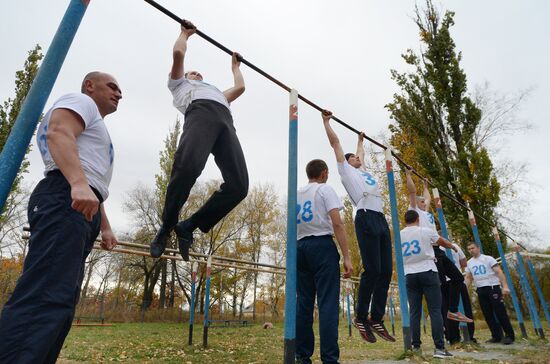 Servicemen take physical fitness test at Pacific Fleet air base