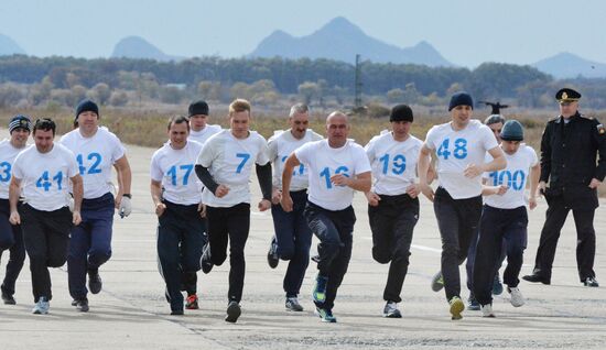 Servicemen take physical fitness test at Pacific Fleet air base