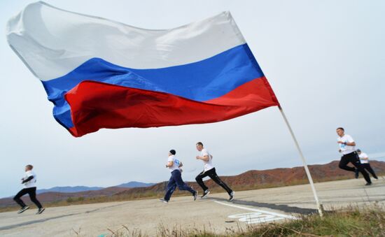 Servicemen take physical fitness test at Pacific Fleet air base