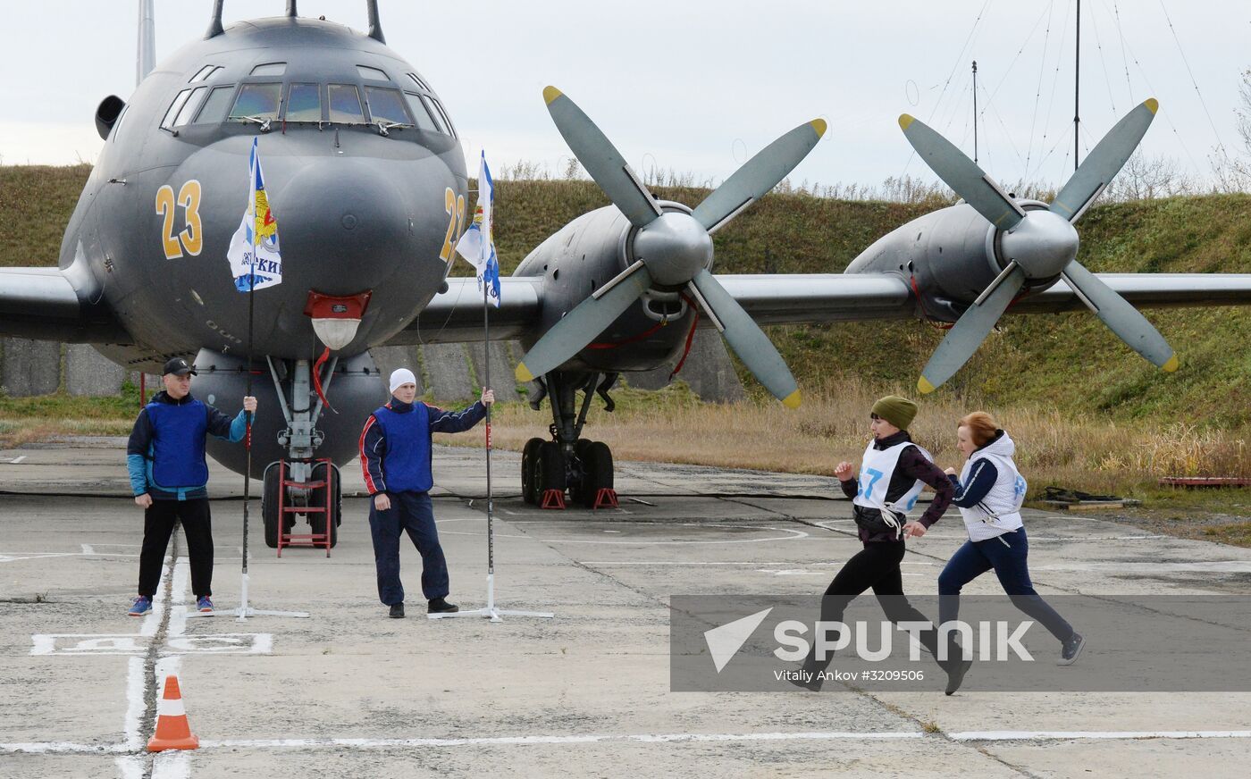 Servicemen take physical fitness test at Pacific Fleet air base