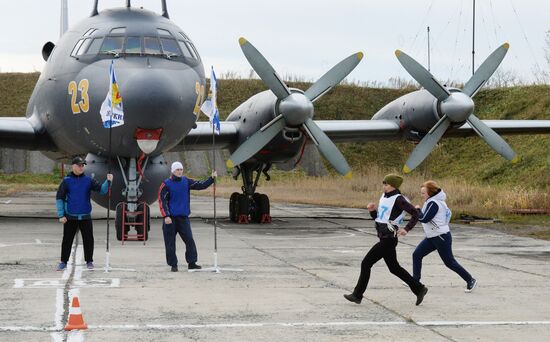 Servicemen take physical fitness test at Pacific Fleet air base