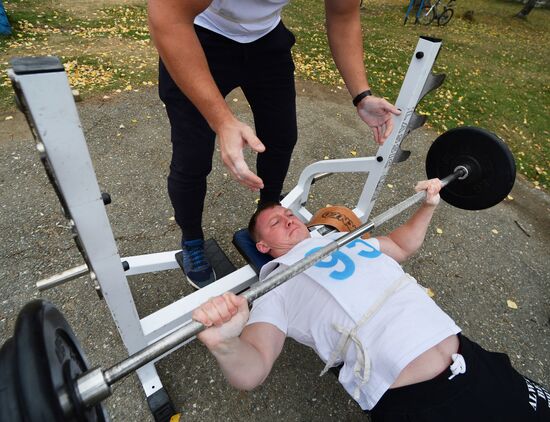 Servicemen take physical fitness test at Pacific Fleet air base