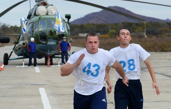 Servicemen take physical fitness test at Pacific Fleet air base