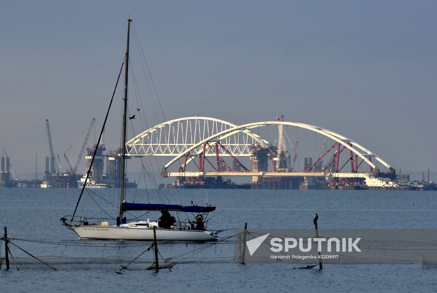 Car traffic arch installed on Kerch Strait Bridge