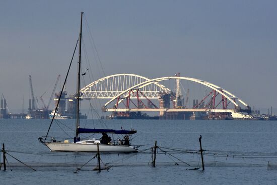 Car traffic arch installed on Kerch Strait Bridge