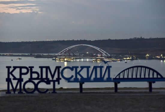 Car traffic arch installed on Kerch Strait Bridge