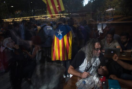 Catalonia's leader calls for suspending declaration of independence