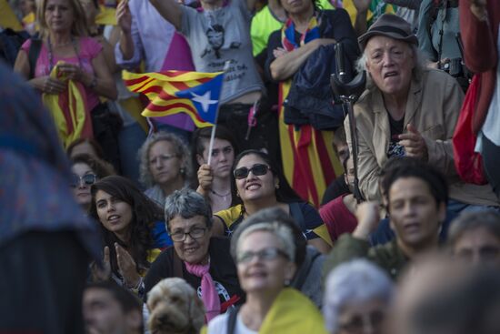 Catalonia's leader calls for suspending declaration of independence