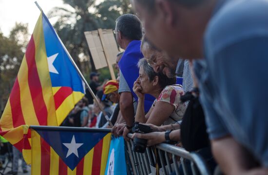 Catalonia's leader calls for suspending declaration of independence