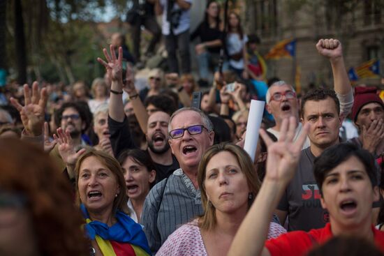 Catalonia's leader calls for suspending declaration of independence