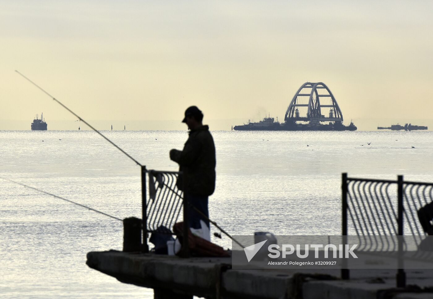 Car traffic arch installed on Kerch Strait Bridge