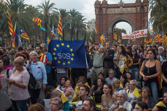 Catalonia's leader calls for suspending declaration of independence