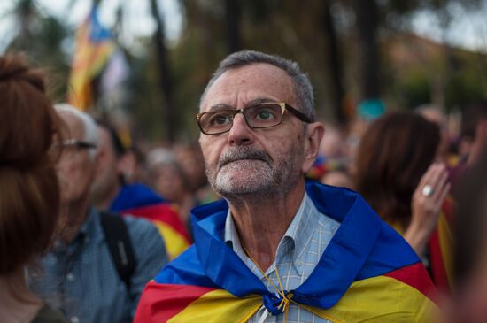 Catalonia's leader calls for suspending declaration of independence