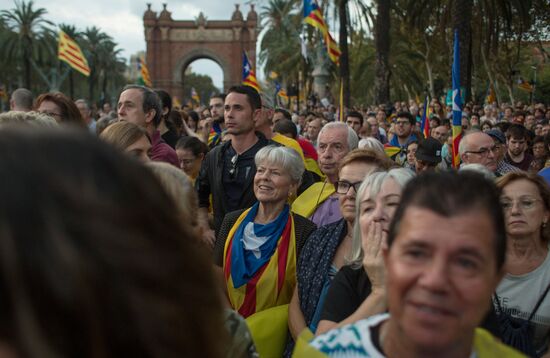 Catalonia's leader calls for suspending declaration of independence