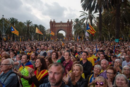 Catalonia's leader calls for suspending declaration of independence