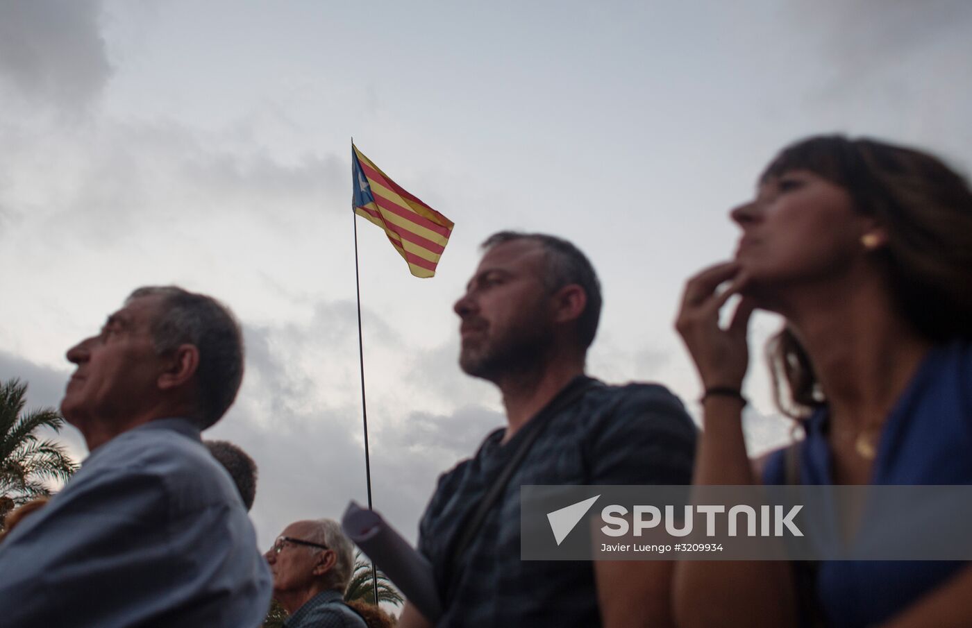 Catalonia's leader calls for suspending declaration of independence