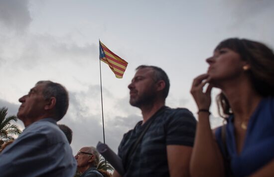 Catalonia's leader calls for suspending declaration of independence