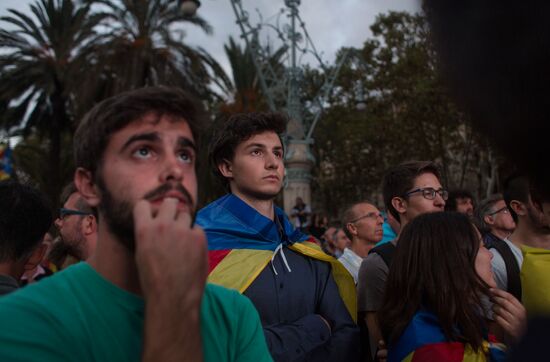 Catalonia's leader calls for suspending declaration of independence