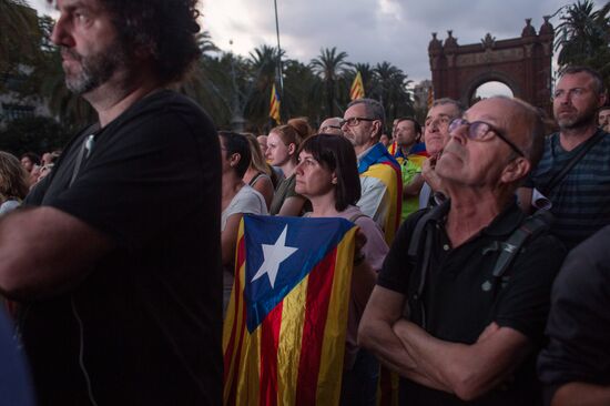 Catalonia's leader calls for suspending declaration of independence