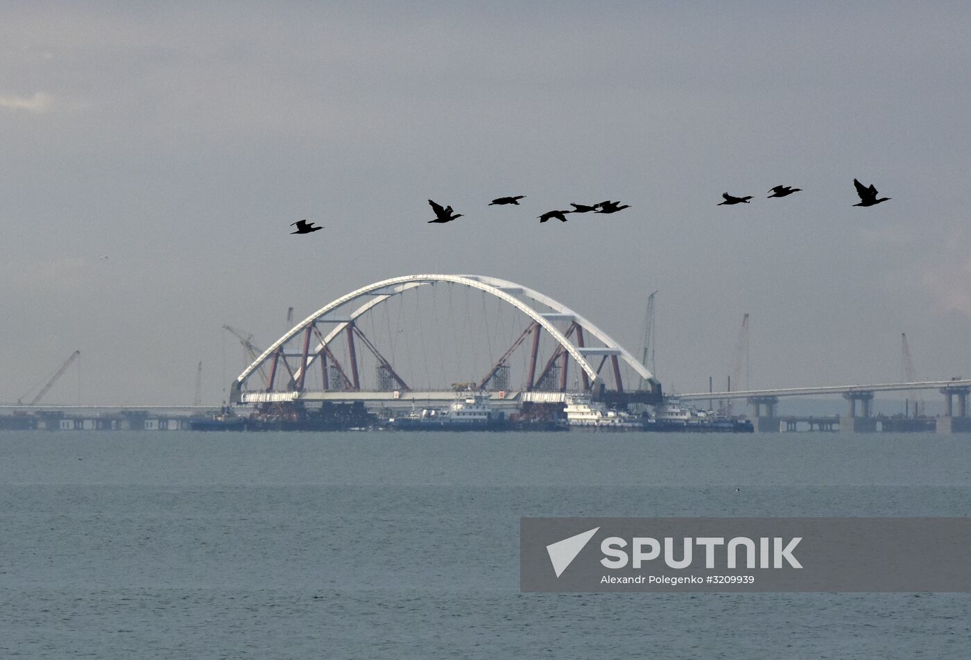 Car traffic arch installed on Kerch Strait Bridge