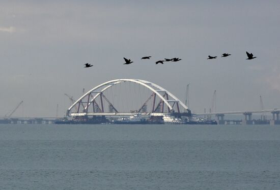 Car traffic arch installed on Kerch Strait Bridge