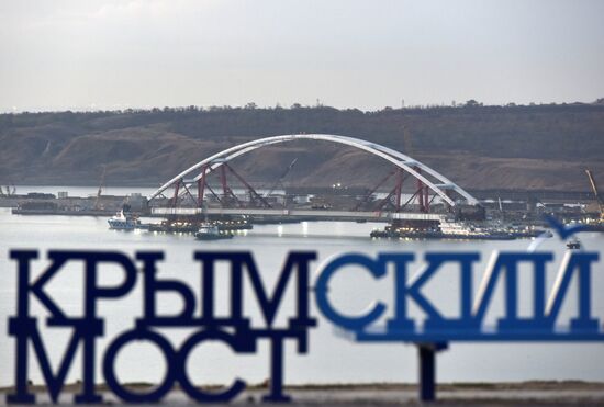 Car traffic arch installed on Kerch Strait Bridge