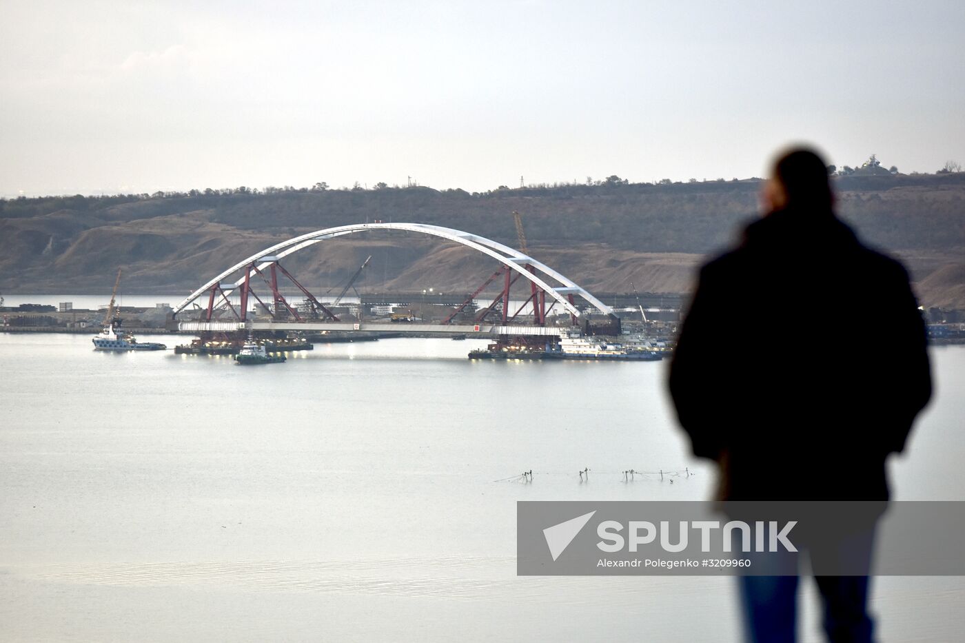 Car traffic arch installed on Kerch Strait Bridge