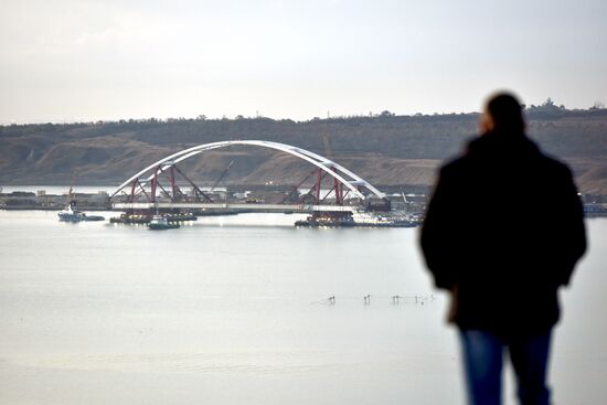 Car traffic arch installed on Kerch Strait Bridge