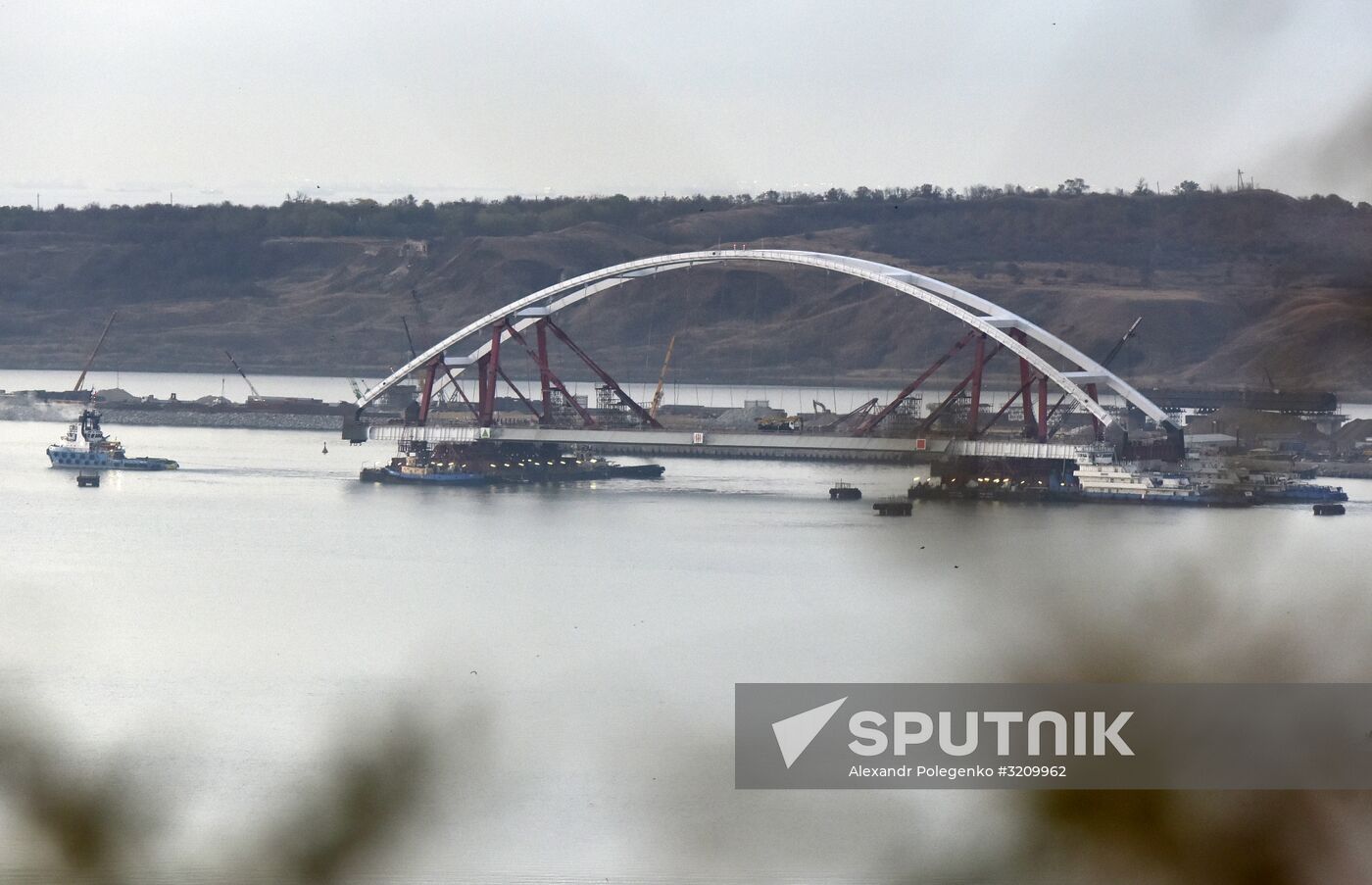 Car traffic arch installed on Kerch Strait Bridge