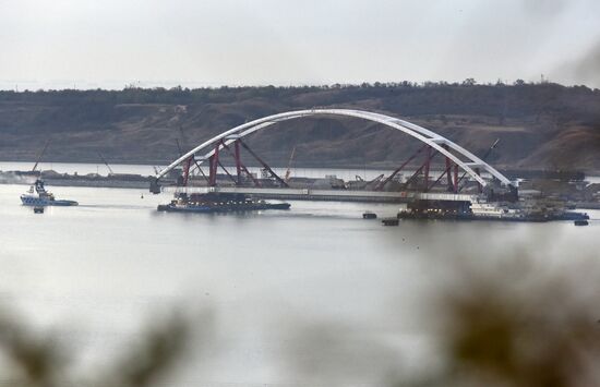 Car traffic arch installed on Kerch Strait Bridge