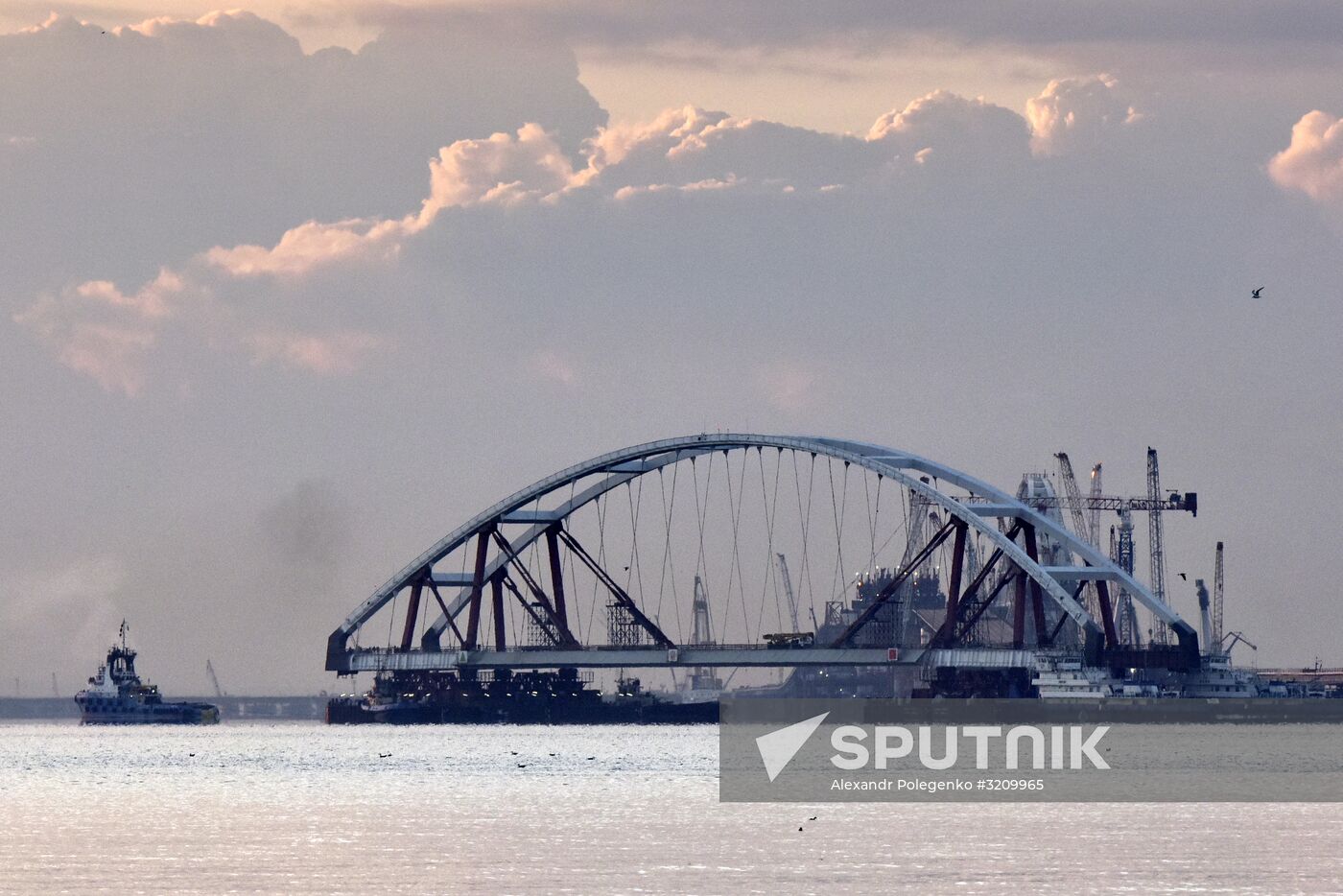 Car traffic arch installed on Kerch Strait Bridge