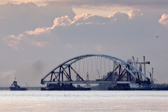 Car traffic arch installed on Kerch Strait Bridge