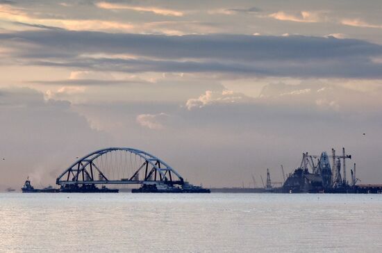 Car traffic arch installed on Kerch Strait Bridge